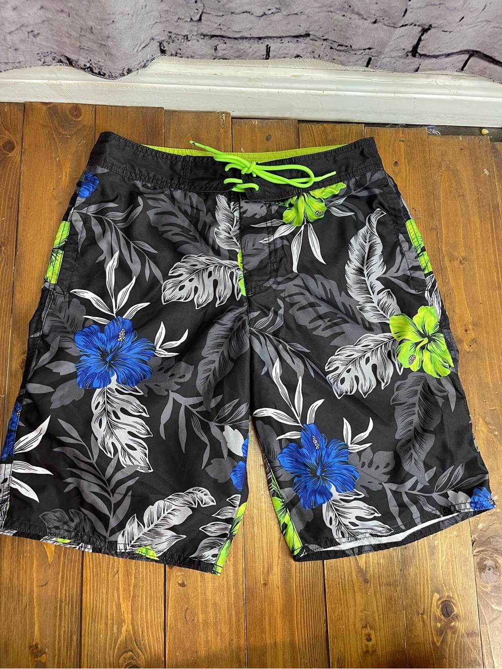 American Eagle outfitters size small board shorts black with flowers